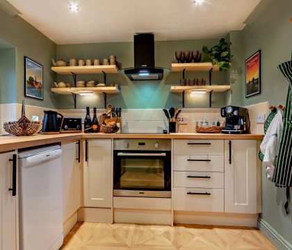 Holly Cottage Kitchen - StayCotswold 