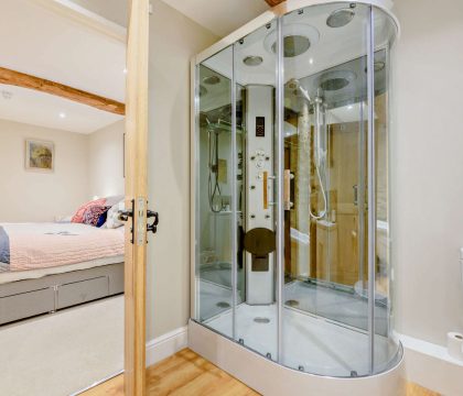 The Old Workshop Ensuite - StayCotswold