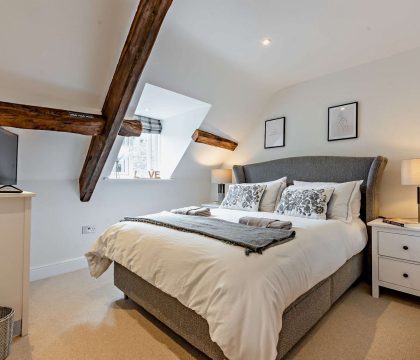 Vine Cottage Master Bedroom - StayCotswold