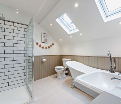 Vine Cottage Family Bathroom - StayCotswold