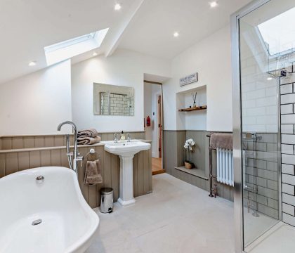 Vine Cottage Family Bathroom - StayCotswold