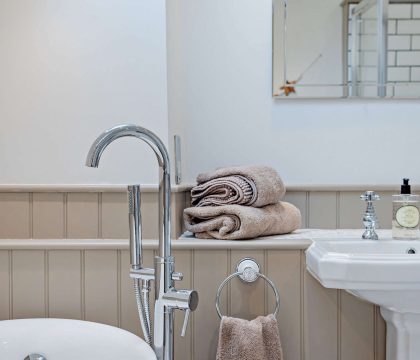 Vine Cottage Family Bathroom - StayCotswold