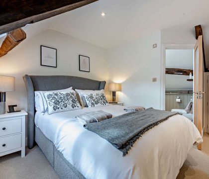 Vine Cottage Master Bedroom - StayCotswold