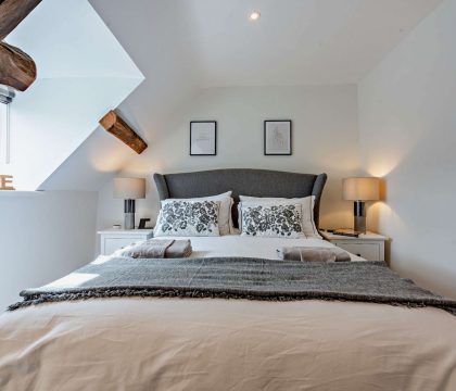 Vine Cottage Master Bedroom - StayCotswold