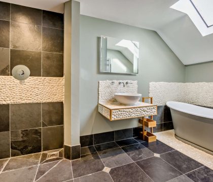 Pear Tree Cottage, The Oddingtons Master Bedroom Ensuite - StayCotswold