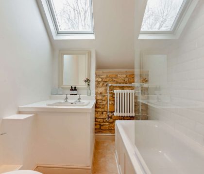 Badgers Den Family Bathroom - StayCotswold