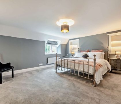 Manor House Master Bedroom - StayCotswold