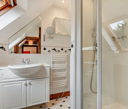 Manor House Second Floor Shower Room - StayCotswold