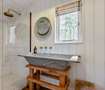 Keepers Stable Shower Room - StayCotswold