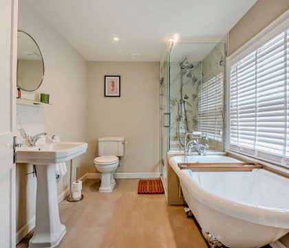 Molls Yard Family Bathroom - StayCotswold