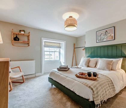 Molls Yard Bedroom 2 - StayCotswold