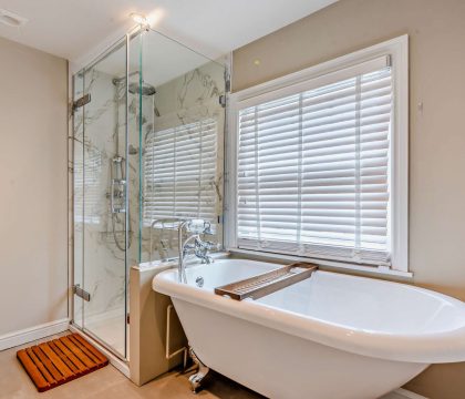 Molls Yard Family Bathroom - StayCotswold