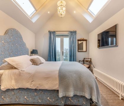 Lilly Bee Cottage Master Bedroom - StayCotswold