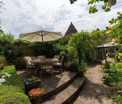 Bag End and Peppercorn Cottage Garden - StayCotswold