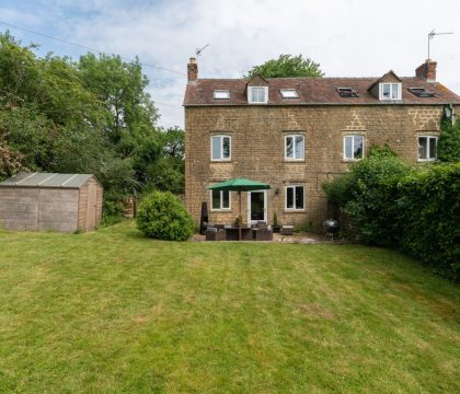 Holly Cottage Garden - StayCotswold 