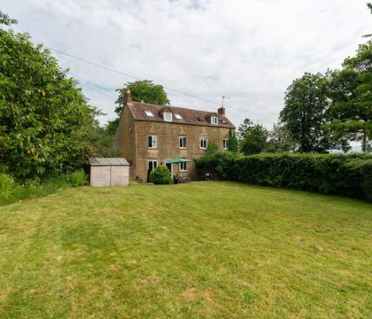 Holly Cottage Garden - StayCotswold 