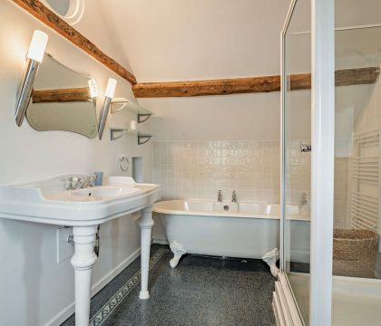 The Glen Master Bedroom Ensuite - StayCotswold