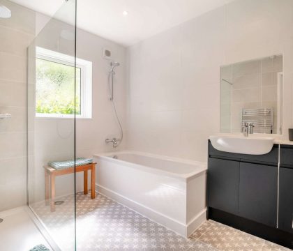 The Coach House Family Bathroom - StayCotswold 