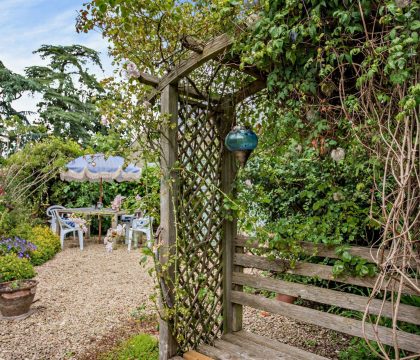 Buttercup Cottage Garden - StayCotswold