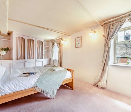 Buttercup Cottage Master Bedroom - StayCotswold