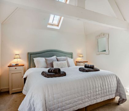 Lower Barn Master Bedroom - StayCotswold