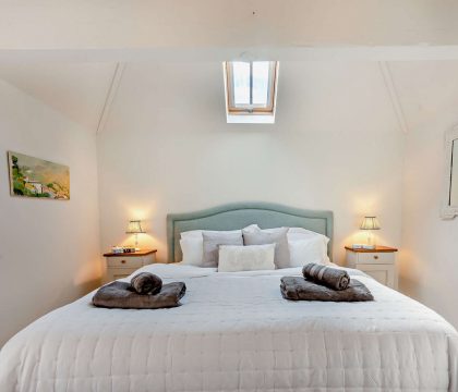 Lower Barn Master Bedroom - StayCotswold