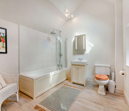 Lower Barn Family Bathroom - StayCotswold