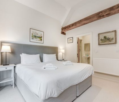 Waterhead Barn Bedroom 2 - StayCotswold