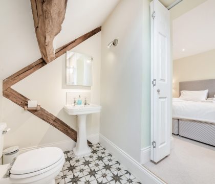 Waterhead Barn Master Bedroom Ensuite - StayCotswold