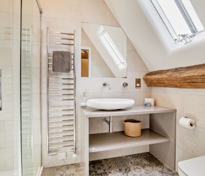 Butcher's Flat Master Bedroom Ensuite - StayCotswold