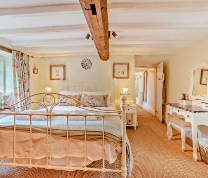 Glebe Cottage Master Bedroom - StayCotswold