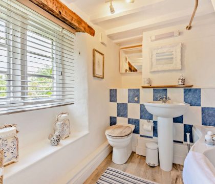 Glebe Cottage Family Bathroom - StayCotswold