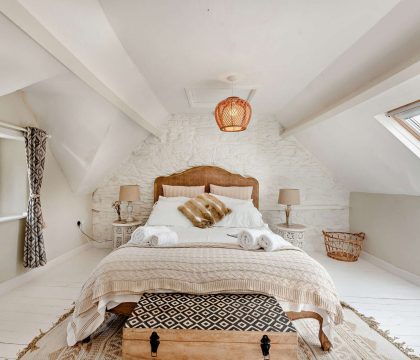 Elephant Cottage Master Bedroom - StayCotswold