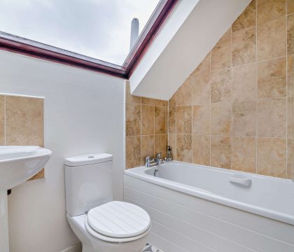 Horseshoe Cottage Family Bathroom - StayCotswold