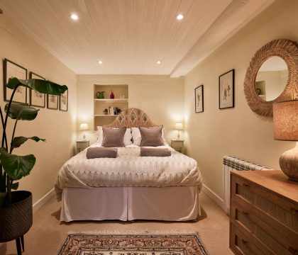 Guinea Cottage Master Bedroom - StayCotswold