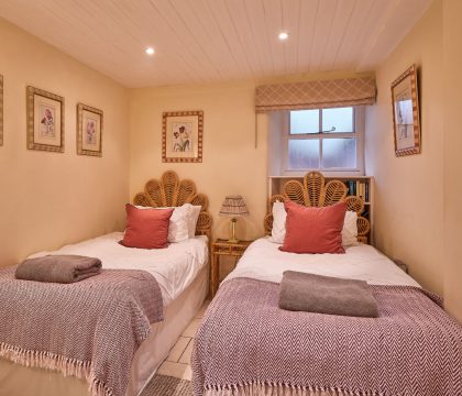 Guinea Cottage Bedroom 2 - StayCotswold