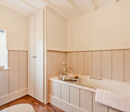 Rosewood Cottage Family Bathroom - StayCotswold