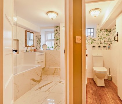Rex Cottage Family Bathroom - StayCotswold
