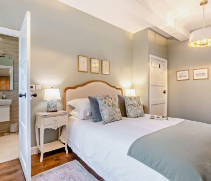 Rex Cottage Master Bedroom - StayCotswold