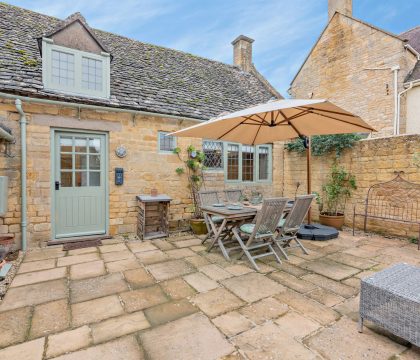 Rex Cottage Courtyard - StayCotswold