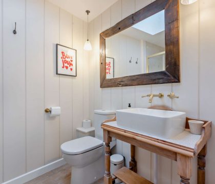 Little Cottage Shower Room - StayCotswold