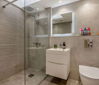 Steeple View Bathroom - StayCotswold