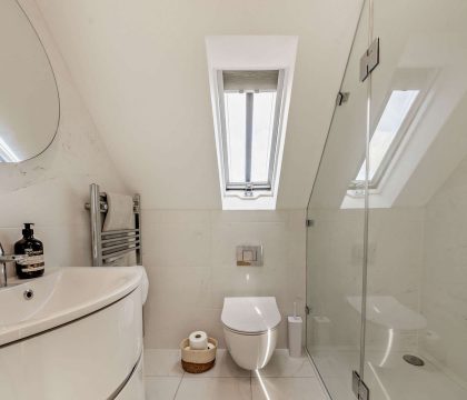 Steeple View Bathroom - StayCotswold
