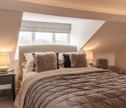 Bert's Place Master Bedroom - StayCotswold