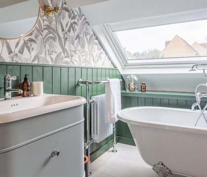 Bert's Place Master Bedroom Ensuite - StayCotswold