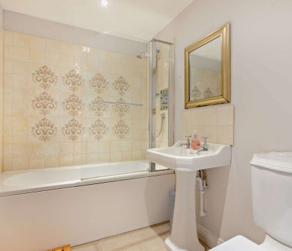 Callow Cottage Family Bathroom- StayCotswold
