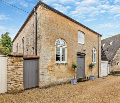 Chapel House Courtyard - StayCotswold