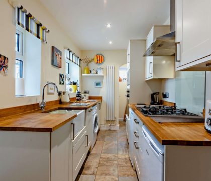 Tukes Cottage Kitchen - StayCotswold