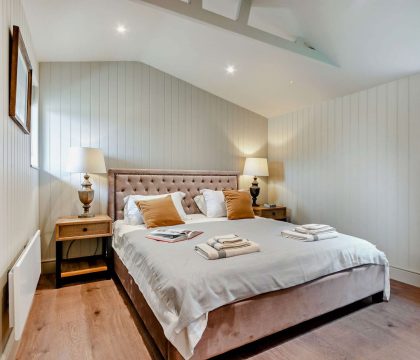 Keepers Stable Master Bedroom - StayCotswold