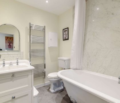The Reading Room Bathroom - StayCotswold